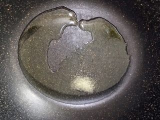 6、秘制川香羊排焖萝卜,冷锅冷油放入两勺白糖（我习惯用白糖炒糖色）