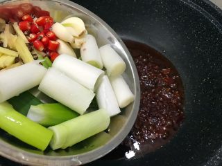 10、秘制川香羊排焖萝卜,加入葱，姜，蒜，小米椒，花椒