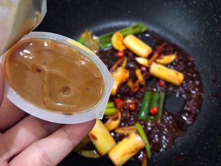 12、秘制川香羊排焖萝卜,加入一块浓汤宝猪骨浓汤块