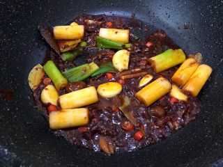 13、秘制川香羊排焖萝卜,开小火翻炒到浓汤宝融化（记得一定要小火哦）