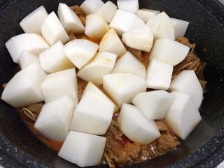 19、秘制川香羊排焖萝卜,加入萝卜焖至软