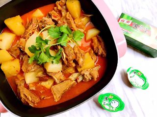 20、秘制川香羊排焖萝卜,炖好的羊排萝卜转到火锅锅里，摆上两根香菜，开吃吧……吃完羊排，再烫点喜欢的菌菇和配菜，美呆呆^_^