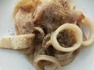 1、酱爆鱿鱼/鱿鱼圈,鱿鱼身鱿鱼圈洗净，撕去黑膜，鱿鱼身切花刀，撒胡椒粉，料酒搅拌均匀。