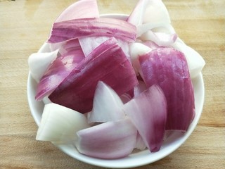 5、酱爆鱿鱼/鱿鱼圈,洋葱。