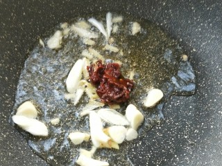 7、酱爆鱿鱼/鱿鱼圈,放一勺郫县红油豆瓣酱煸炒出红油。