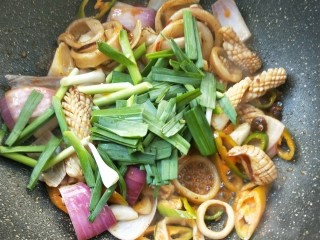 10、酱爆鱿鱼/鱿鱼圈,撒蒜苗。