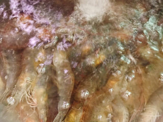 2、白灼大虾,冲洗干净