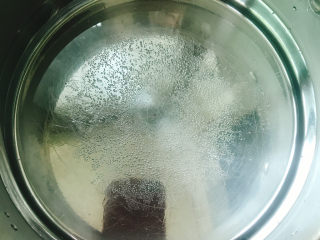 5、白灼大虾,锅中烧水