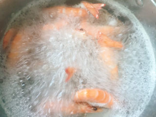 10、白灼大虾,煮1分钟