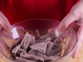 6、用电饭锅做牛肉干，做法简单不怕你学不会！,将煮好的牛肉条撇开浮沫，捞出装碗备用。