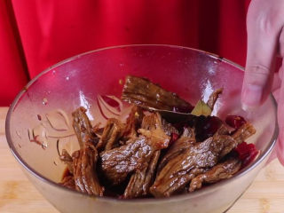 7、用电饭锅做牛肉干，做法简单不怕你学不会！,将刚才准备好的配料（香叶、花椒、干辣椒、八角）倒入牛肉条中，加入一小勺盐、一小勺白糖、一大勺的生抽、一大勺老抽上色、一小勺耗油、最后倒入6瓶