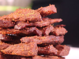 14、用电饭锅做牛肉干，做法简单不怕你学不会！,接下来最后一步就是要给牛肉干脱水的过程了，可以将牛肉条放入微波炉中高火烤一分钟脱水。