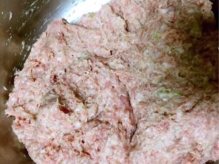 2、自制午餐肉,放入红曲米粉