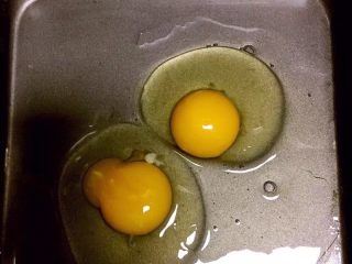 3、自制午餐肉,另一盆中打入两个鸡蛋