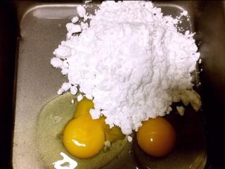 4、自制午餐肉,倒入淀粉