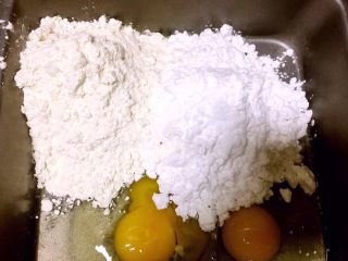 5、自制午餐肉,倒入面粉