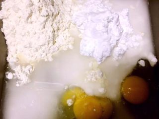 6、自制午餐肉,倒入清水