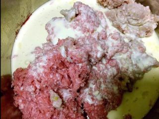 8、自制午餐肉,放入肉馅搅拌均
