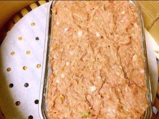 11、自制午餐肉,装入容器里，挤压紧实，表面抹平