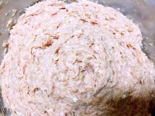 10、自制午餐肉,一个方向搅拌均匀至肉上劲