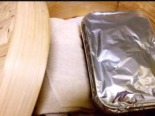 13、自制午餐肉,放入蒸锅水开蒸45分钟