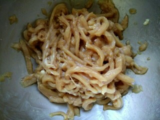 2、鱼香鸡丝,加入一勺生抽，一勺料酒，一勺淀粉抓匀，腌制一会儿