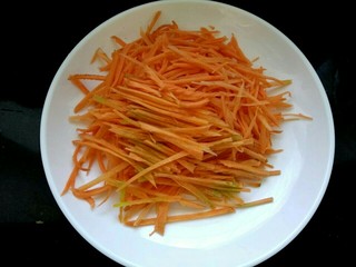 3、鱼香鸡丝,胡萝卜切丝