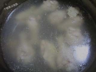 2、红烧翅根,水烧开加入适量姜片，把鸡翅根放入，烫至外表变色然后捞出