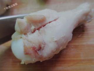 4、红烧翅根,翅根上切上2-3刀，便于入味