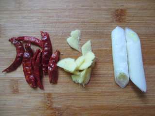 5、红烧翅根,准备葱段、干辣椒、姜片