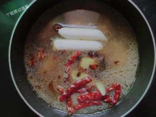 9、红烧翅根,加入葱段、干辣椒、姜片。盖上锅盖，中小火，20-30分钟