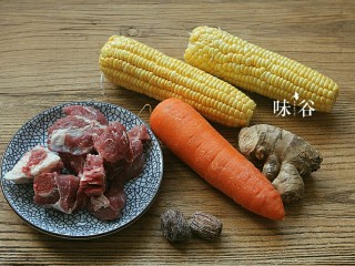 1、把春天喝进胃里的（田园猪骨汤）,准备好材料。