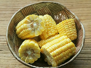 2、把春天喝进胃里的（田园猪骨汤）,玉米去皮、切块。