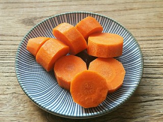 3、把春天喝进胃里的（田园猪骨汤）,胡萝卜去皮、切块。