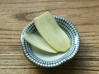 4、把春天喝进胃里的（田园猪骨汤）,切好两片姜。主要为了去除膻味。