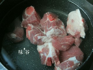 5、把春天喝进胃里的（田园猪骨汤）,锅里加入洗净斩件的排骨加凉水烧开，煮出浮沫血水.