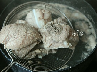 6、把春天喝进胃里的（田园猪骨汤）,1分钟后捞起来冲洗干净待用。