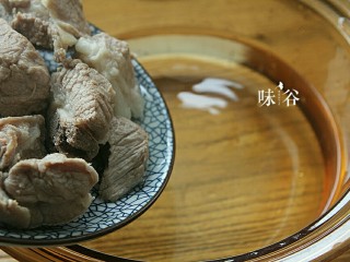 7、把春天喝进胃里的（田园猪骨汤）,一次性加入足够的清水，把猪骨放进锅里。