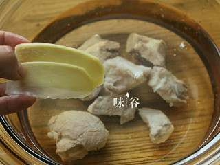 8、把春天喝进胃里的（田园猪骨汤）,把姜片和蜜枣也放进去。