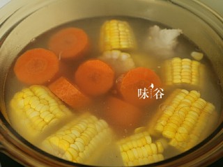 11、把春天喝进胃里的（田园猪骨汤）,加入胡萝卜。盖上盖子，继续熬煮半小时。