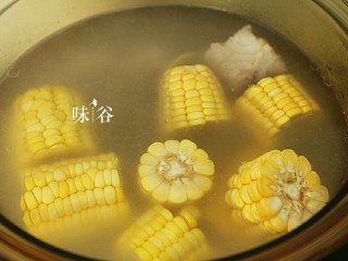 10、把春天喝进胃里的（田园猪骨汤）,1小时后加入玉米。