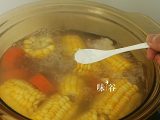 12、把春天喝进胃里的（田园猪骨汤）,关火前加入食盐即可。
