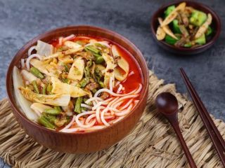 1、何必浪荡街头，在家也能嗦一碗粉,酸和麻我都不怕；）