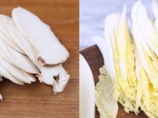 2、何必浪荡街头，在家也能嗦一碗粉,杏鲍菇洗净切片，娃娃菜切小段