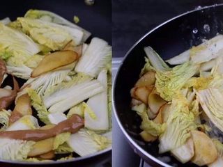 4、何必浪荡街头，在家也能嗦一碗粉,加入适量花生酱提鲜，倒入开水熬煮