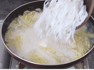 5、何必浪荡街头，在家也能嗦一碗粉,下入米粉煮开后，继续煮6分钟左右，筷子不断搅拌，防止糊锅；根据粉质的不同，煮至筷子轻易夹断即可