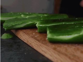 9、何必浪荡街头，在家也能嗦一碗粉,拍两根黄瓜切段