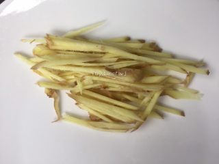 3、红炆鸡块,生姜洗净后切丝待用
