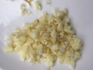 4、红炆鸡块,蒜瓣去皮后切成蒜蓉待用