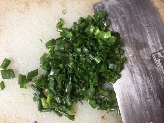 5、红炆鸡块,葱洗净后取葱绿切成葱花待用